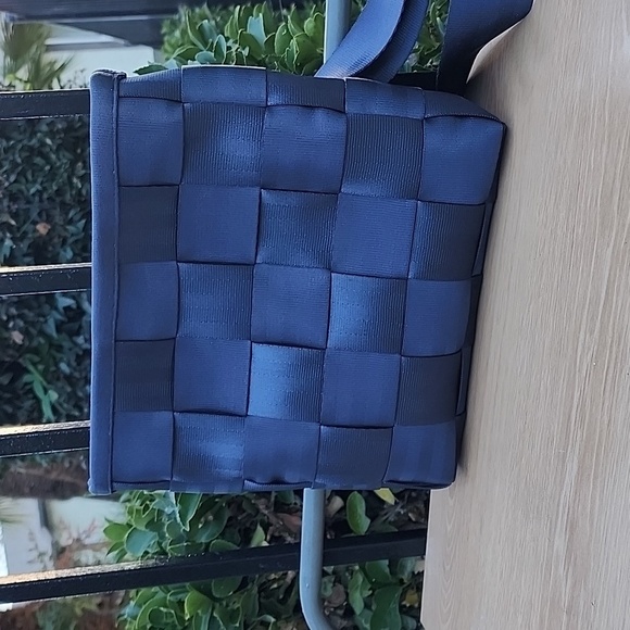 Harveys Original Seatbelt Blue Crossbody bag - Picture 3 of 10